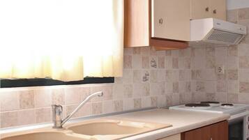 Refrigerador, horno, parrilla de estufa y tetera eléctrica