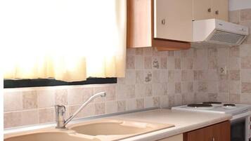 Frigorifero, forno, piano cottura, bollitore elettrico