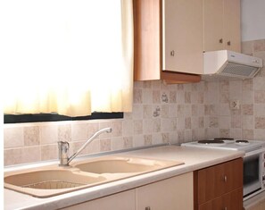 Kjøleskap, ovn, kokeplater og vannkoker