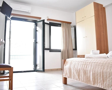 1 bedroom, free WiFi, bed sheets. Apartment 'Manolika Studio 6' with Sea View, Wi-Fi and Air Conditioning