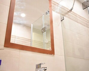 Douche, articles de toilette gratuits, sèche-cheveux