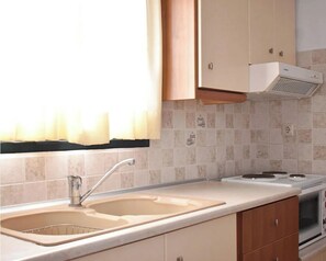 Kjøleskap, ovn, kokeplater og vannkoker