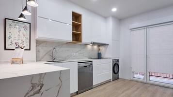 Kühlschrank, Mikrowelle, Ofen, Herdplatte