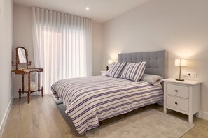 3 slaapkamers, een strijkplank/strijkijzer, gratis wifi, beddengoed
