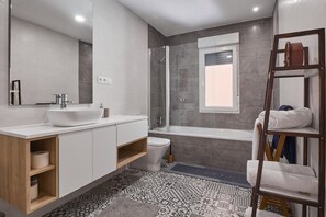 Douche, sèche-cheveux, serviettes fournies