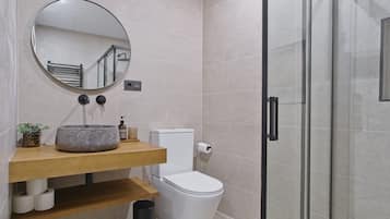Een douche, een haardroger, handdoeken