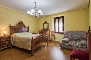 6 bedrooms, iron/ironing board, free WiFi, bed sheets - Country House 'El Capricho Del Tejar' with Shared Pool, Private Terrace and Wi-Fi (Cimanes del Tejar)