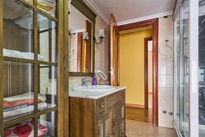 Douche, séchoir à cheveux, serviettes fournies