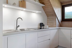 Fridge, stovetop, dishwasher, cookware/dishes/utensils