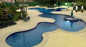 2 つの屋外プール