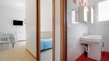 2 bedrooms, bed sheets