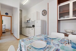 Réfrigérateur, micro-ondes, plaque de cuisson, lave-vaisselle