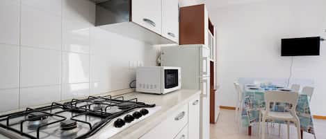 Kühlschrank, Mikrowelle, Herdplatte, Geschirrspüler