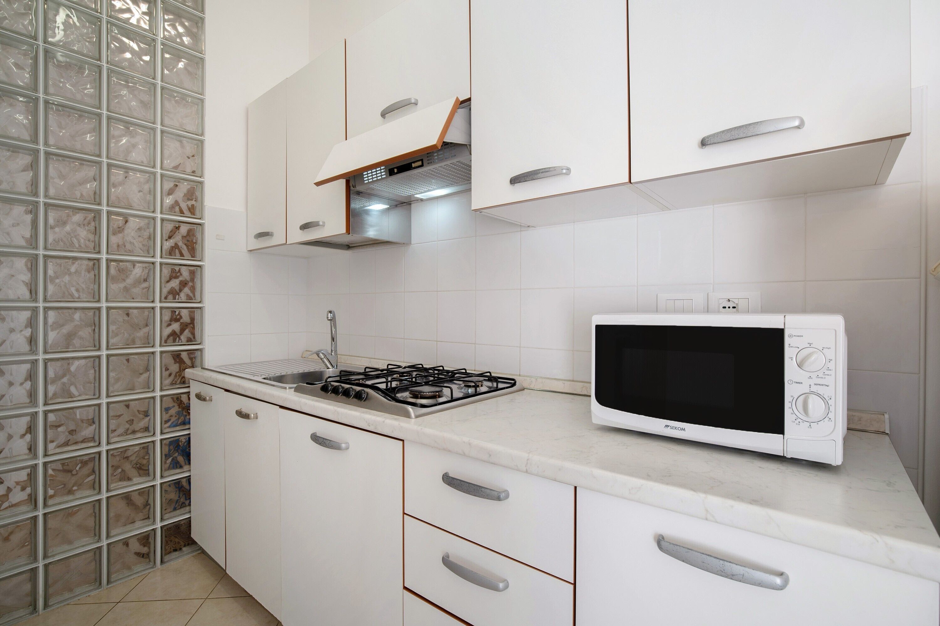 Réfrigérateur, micro-ondes, plaque de cuisson, lave-vaisselle
