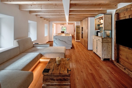 TV. Thari House Dolomiti: Mountain Retreat with Spa, EV Charger & Private Wellness Area