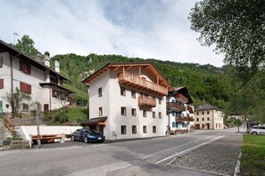 Exterior - Thari House Dolomiti: Mountain Retreat with Spa, EV Charger & Private Wellness Area (Avoscan-Sot Colarù-vare)