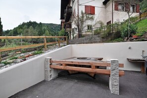 Outdoor dining - Thari House Dolomiti: Mountain Retreat with Spa, EV Charger & Private Wellness Area (Avoscan-Sot Colarù-vare)