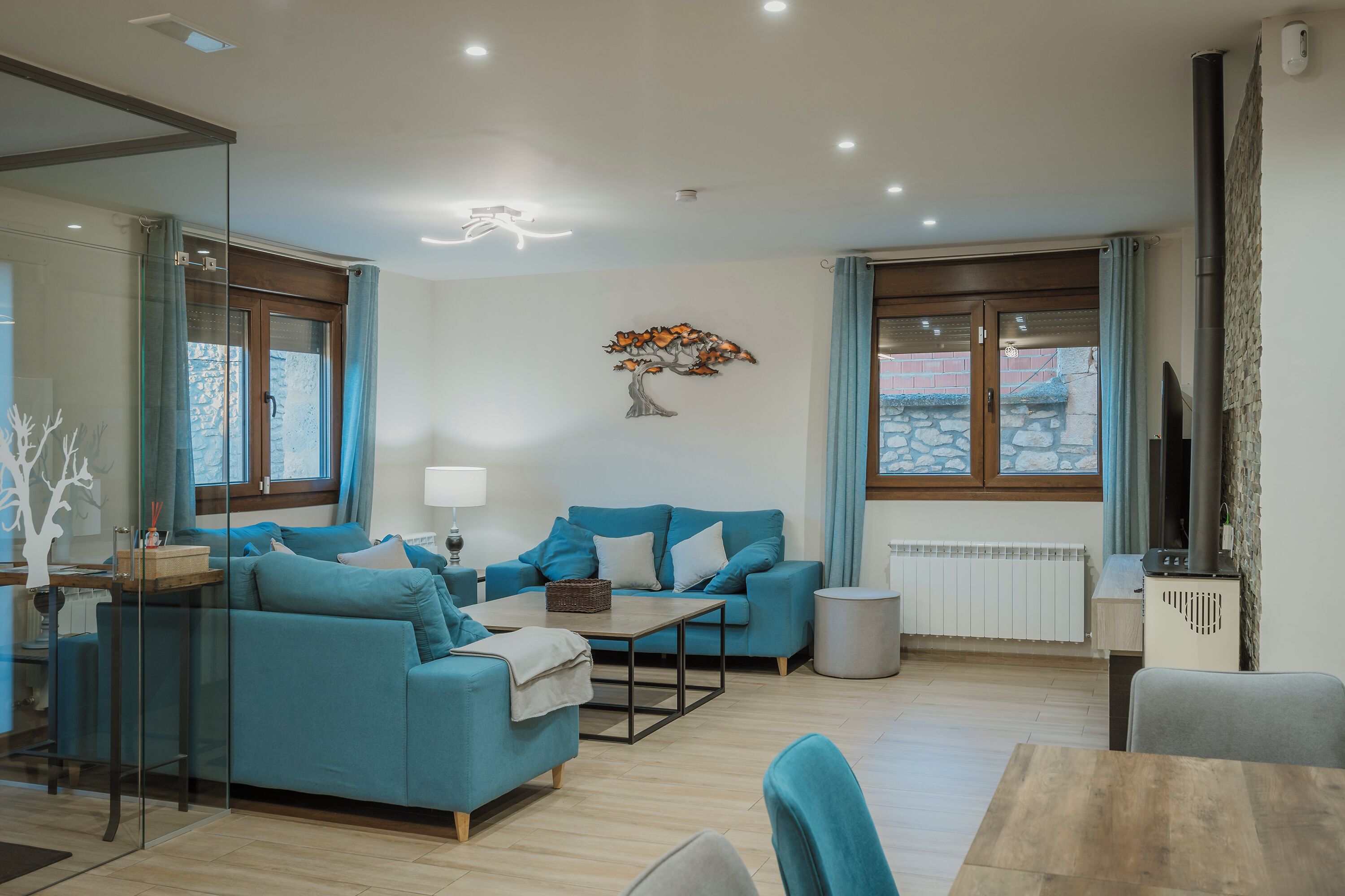 Fernseher, Kamin, Tischtennisplatte