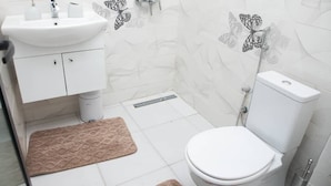 Ein Badezimmer mit Waschbecken, Toilette und Dusche.