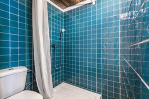 Douche, sèche-cheveux, serviettes fournies