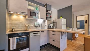 Geladeira, micro-ondas, fogão, cooktop