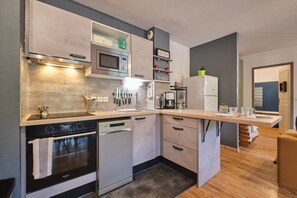 Kühlschrank, Mikrowelle, Ofen, Herdplatte
