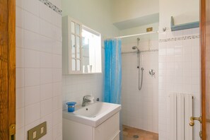 Ducha, secador de pelo, toallas