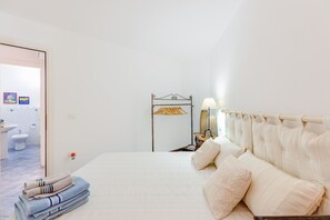 2 bedrooms, iron/ironing board, bed sheets