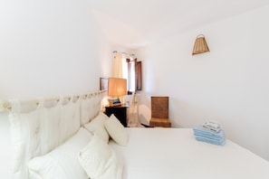 2 bedrooms, iron/ironing board, bed sheets