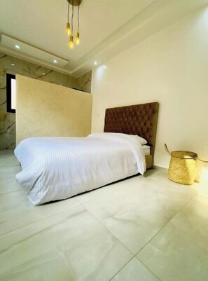 3 habitaciones, tabla de planchar con plancha, wifi y ropa de cama 