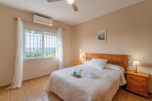 4 bedrooms, iron/ironing board, free WiFi, bed sheets