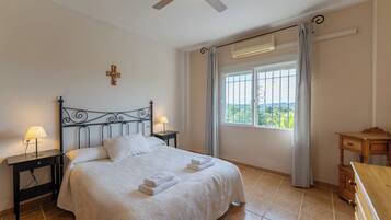 4 bedrooms, iron/ironing board, free WiFi, bed sheets