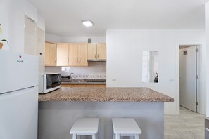 Kylskåp, mikrovågsugn, ugn och spishäll