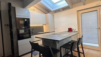 Wasserkocher mit Kaffee-/Teezubehör, Kühlschrank, Mikrowelle, Ofen