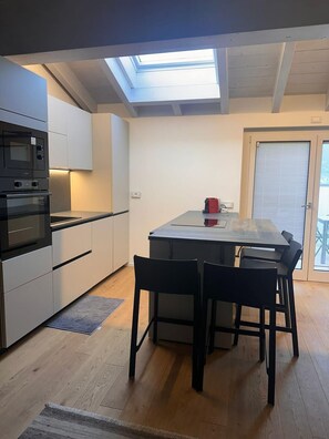 Fridge, microwave, oven, stovetop - Holiday Home 'La Dolce Vita - Lake Iseo' with Lake View, Wi-Fi and Air Conditioning (Paratico)
