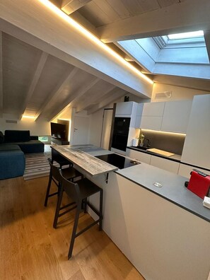 Frigorifero, microonde, forno, piano cottura