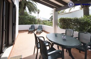 Outdoor dining - Apartment 'Apartamento De 2 Dormitorios II' with Private Terrace and Shared Garden (Son Xoriguer)