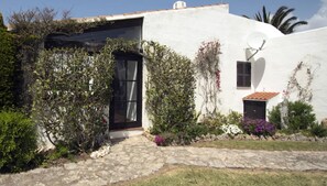 Exterior detail - Apartment 'Apartamento De 2 Dormitorios II' with Private Terrace and Shared Garden (Son Xoriguer)