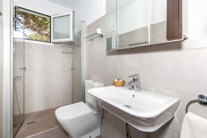 Shower, towels - Apartment 'Apartamento 2 Dormitorios' with Private Terrace and Shared Garden (Son Xoriguer)