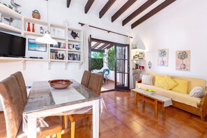 Un'ampia zona giorno con tavolo da pranzo, divano e disposizione open space.