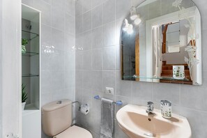 Douche, séchoir à cheveux, serviettes fournies