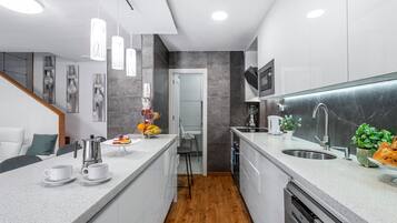 冷蔵庫、電子レンジ、オーブン、コンロ