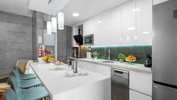 冷蔵庫、電子レンジ、オーブン、コンロ