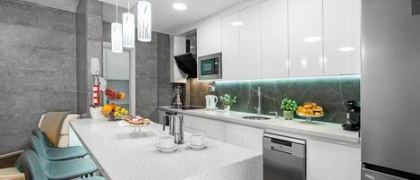 Refrigerador, microondas, horno, placa de cocina