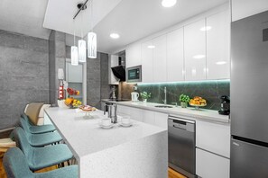 Geladeira, micro-ondas, fogão, cooktop