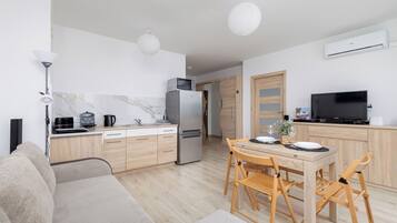 Apartemen, 1 kamar tidur, balkon | Ruang keluarga