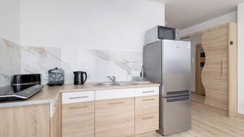 Apartemen, 1 kamar tidur, balkon | Dapur pribadi | Microwave, ketel listrik, lemari pembeku, dan meja makan