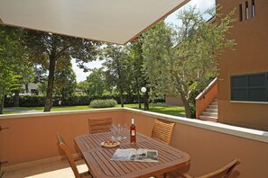 Departamento, balcón, vista al jardín | Terraza o patio