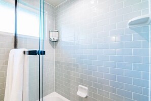 Douche, sèche-cheveux, serviettes fournies