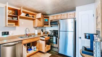 Geladeira, micro-ondas, fogão, cooktop